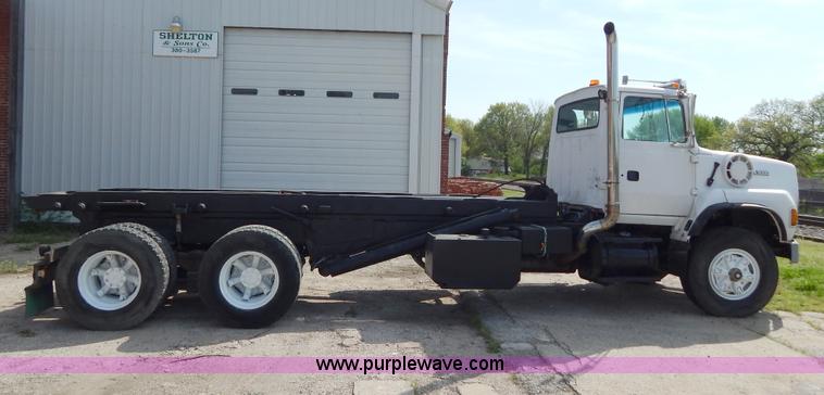 image for item H3433 1995 Ford L9000 roll off truck