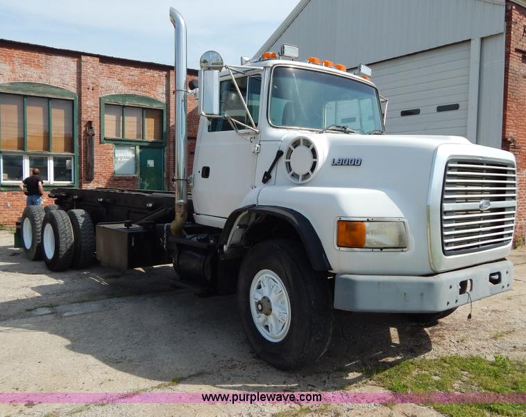 image for item H3433 1995 Ford L9000 roll off truck