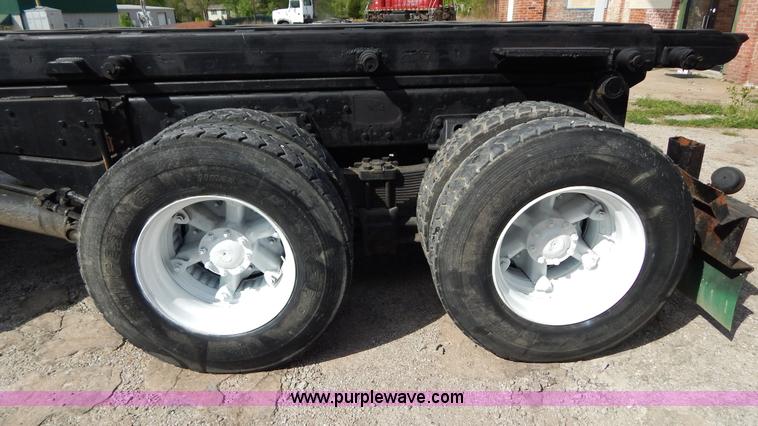 image for item H3433 1995 Ford L9000 roll off truck