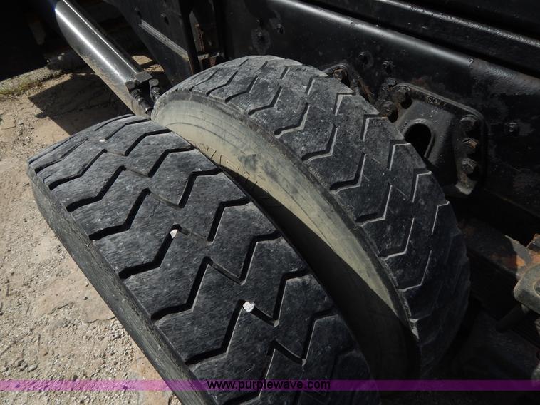 image for item H3433 1995 Ford L9000 roll off truck