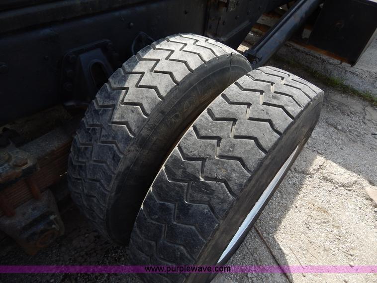 image for item H3433 1995 Ford L9000 roll off truck