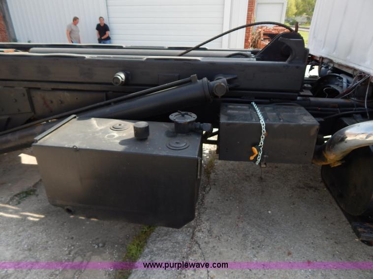 image for item H3433 1995 Ford L9000 roll off truck