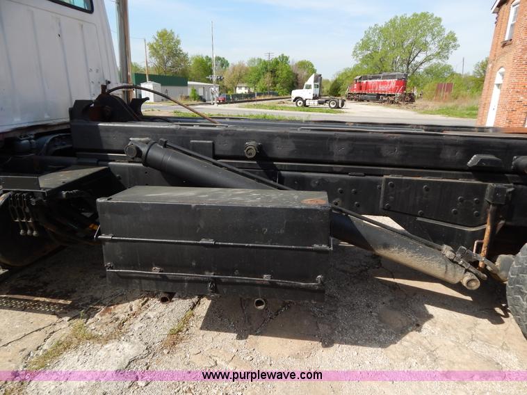 image for item H3433 1995 Ford L9000 roll off truck