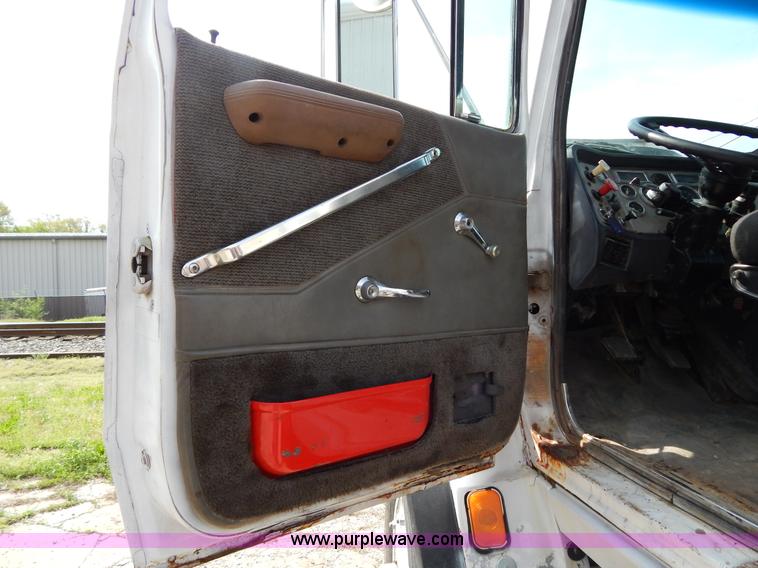 image for item H3433 1995 Ford L9000 roll off truck