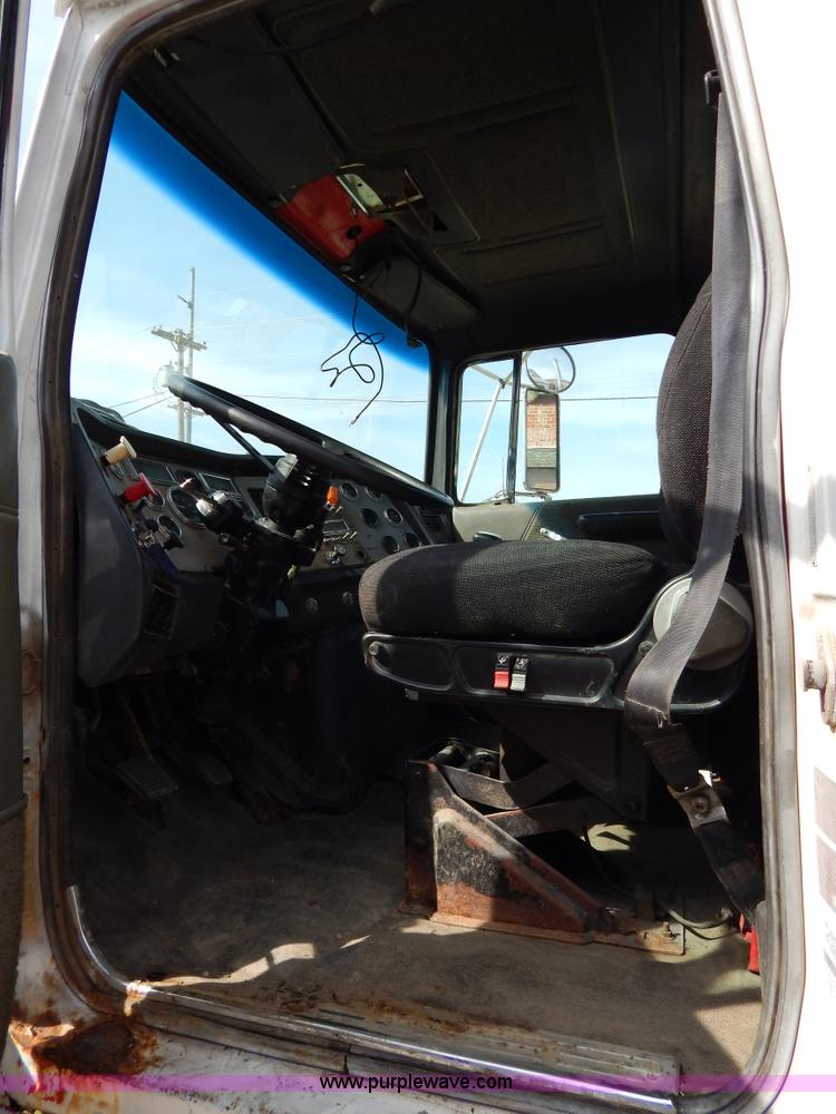 image for item H3433 1995 Ford L9000 roll off truck