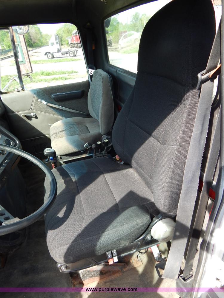 image for item H3433 1995 Ford L9000 roll off truck