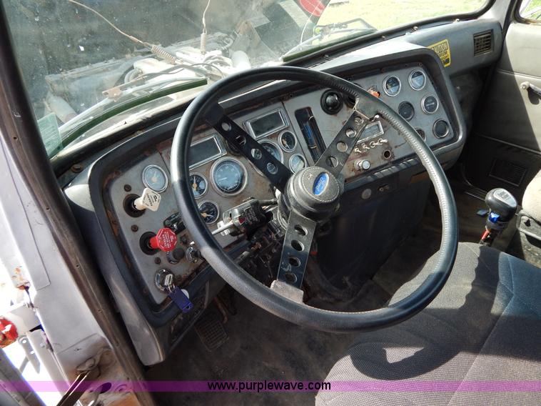 image for item H3433 1995 Ford L9000 roll off truck