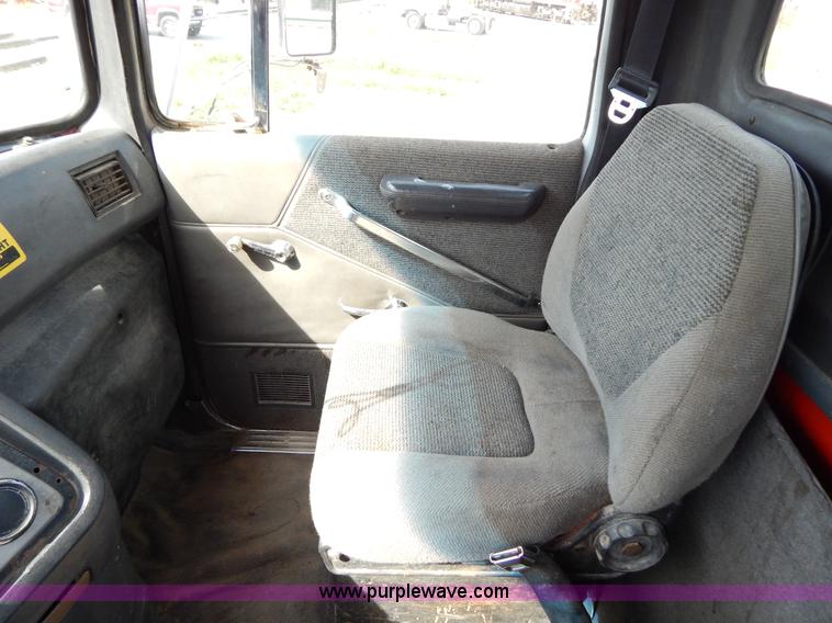 image for item H3433 1995 Ford L9000 roll off truck