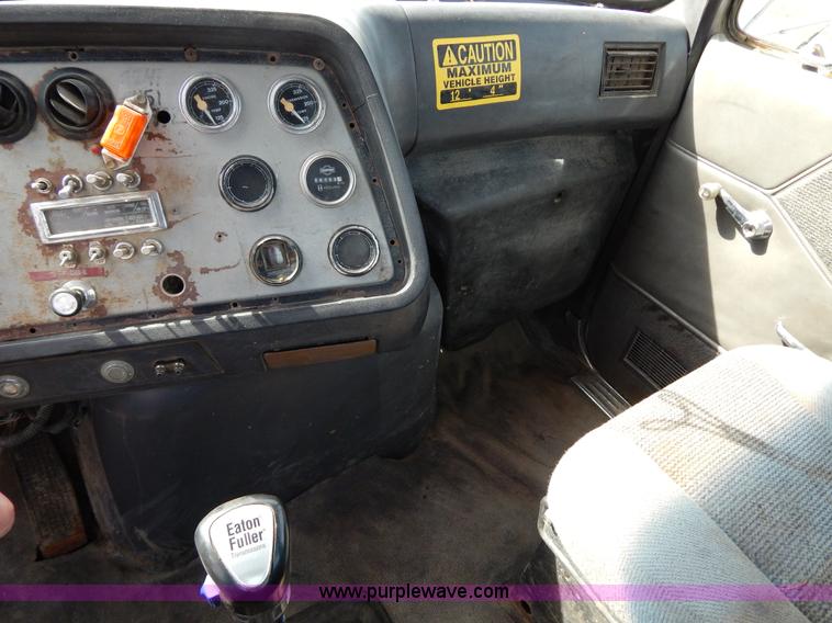 image for item H3433 1995 Ford L9000 roll off truck