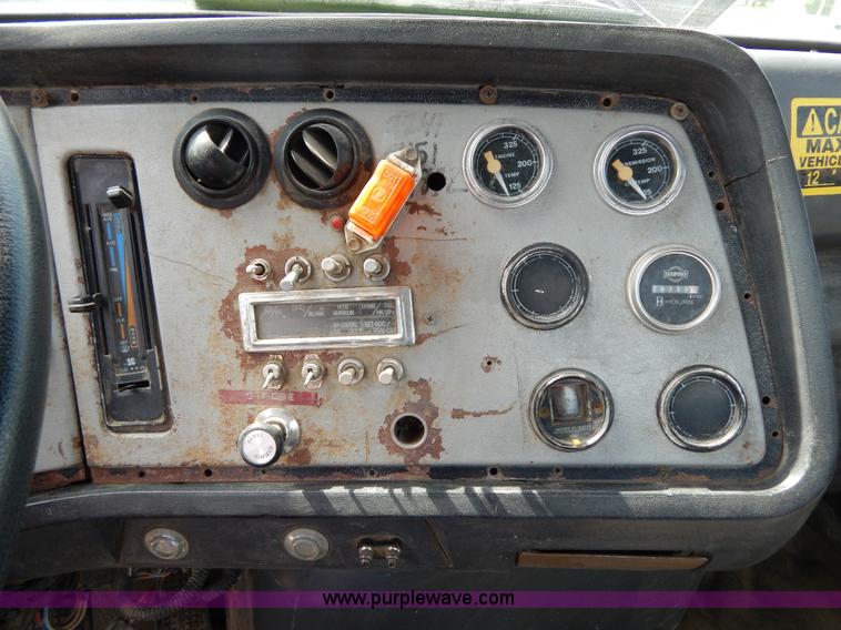 image for item H3433 1995 Ford L9000 roll off truck