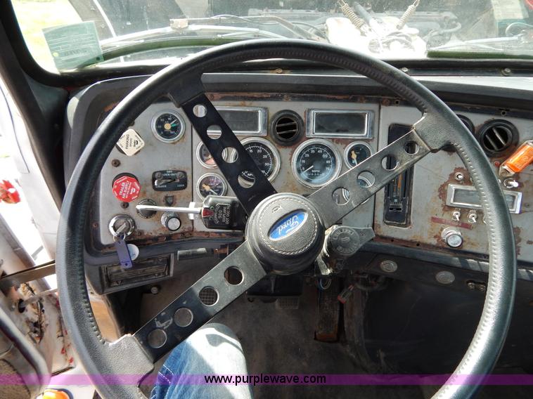 image for item H3433 1995 Ford L9000 roll off truck