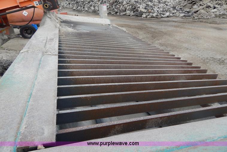 image for item H3437 2006 Powerscreen Chieftain 1400 crawler screening plant