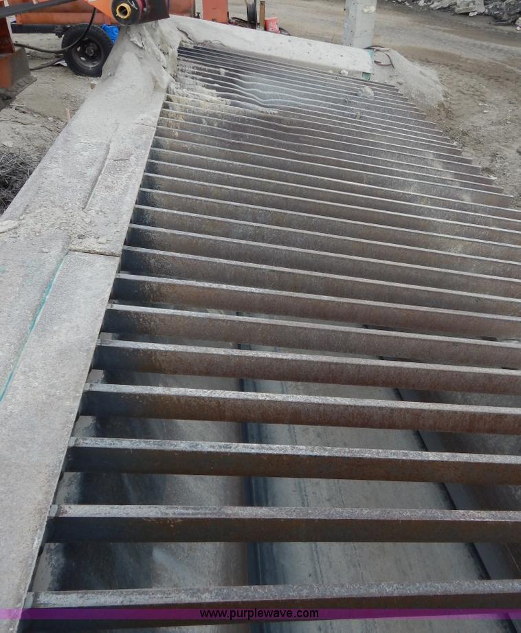 image for item H3437 2006 Powerscreen Chieftain 1400 crawler screening plant