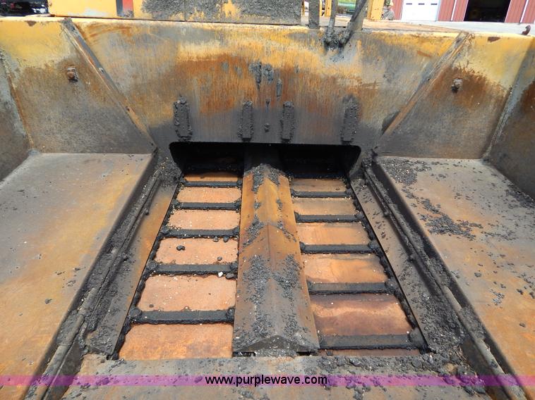 image for item H3442 2000 Blaw-Knox PF5510 crawler asphalt paver