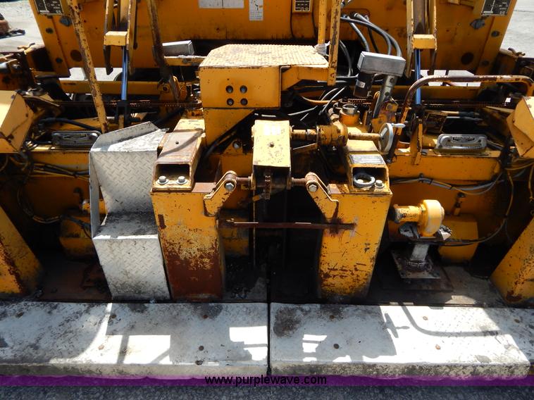 image for item H3442 2000 Blaw-Knox PF5510 crawler asphalt paver