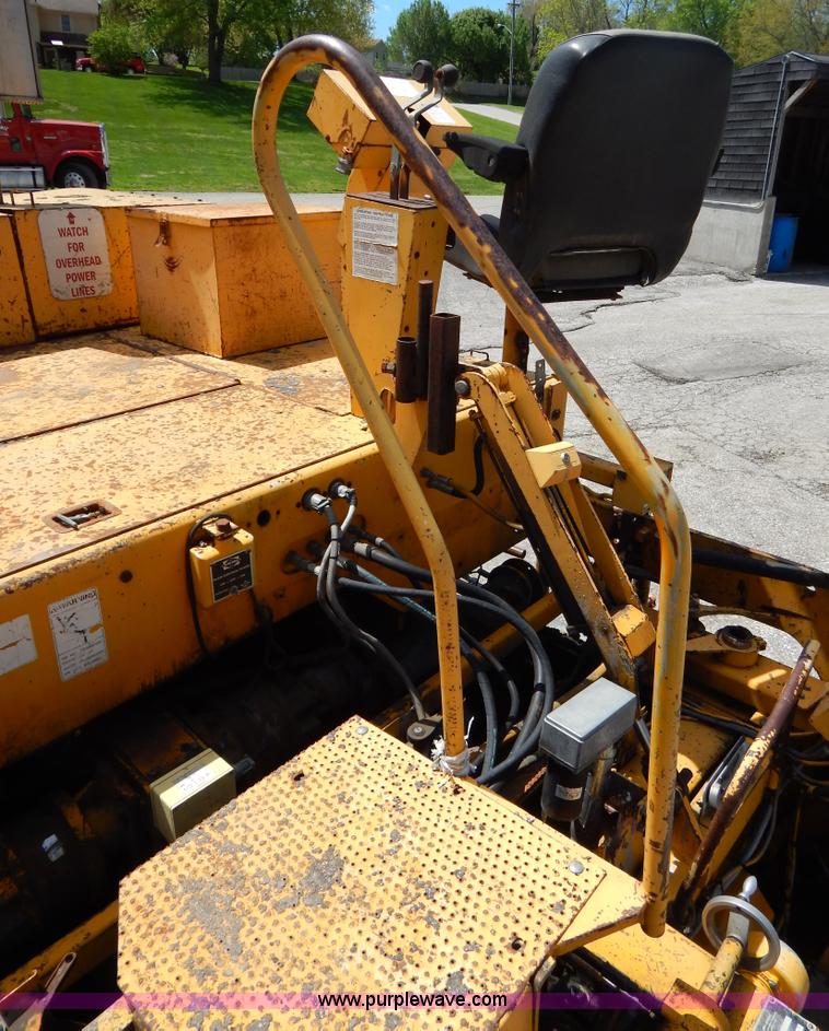 image for item H3442 2000 Blaw-Knox PF5510 crawler asphalt paver