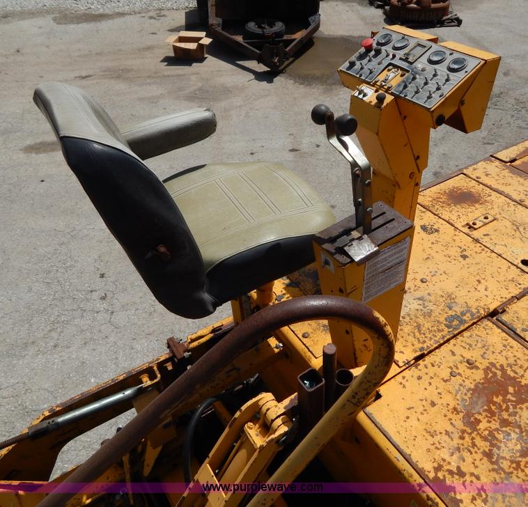 image for item H3442 2000 Blaw-Knox PF5510 crawler asphalt paver