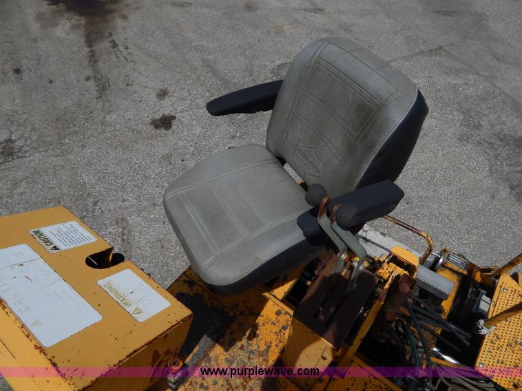 image for item H3442 2000 Blaw-Knox PF5510 crawler asphalt paver