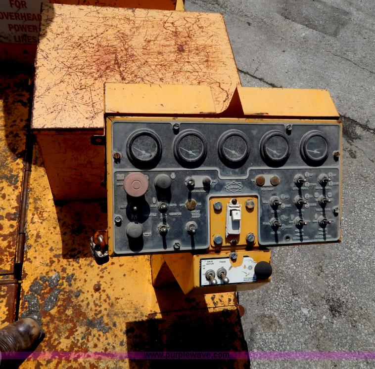 image for item H3442 2000 Blaw-Knox PF5510 crawler asphalt paver