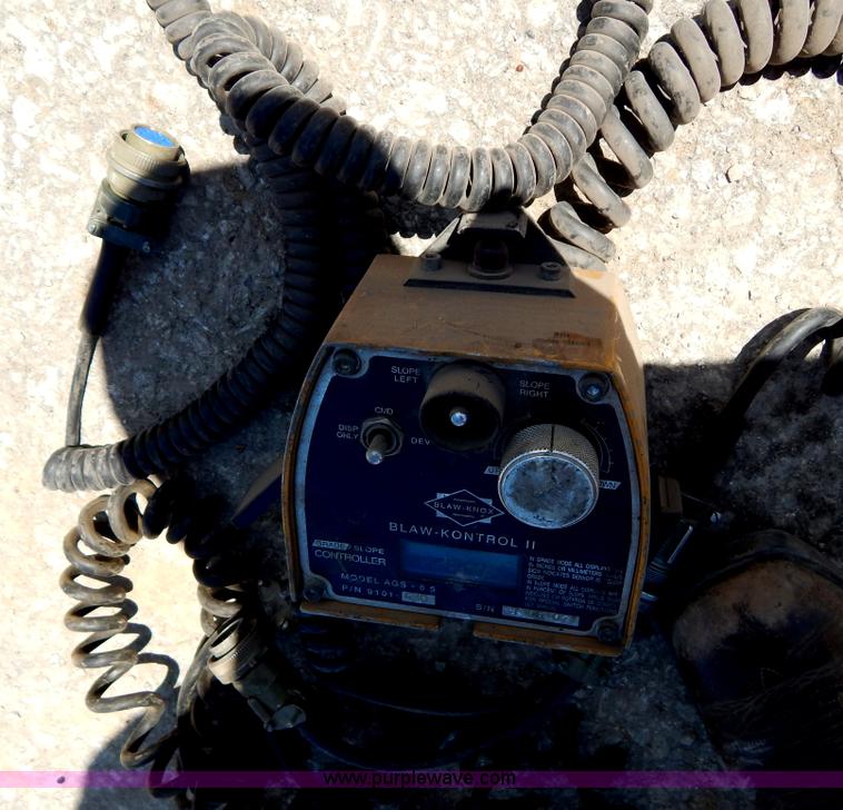 image for item H3442 2000 Blaw-Knox PF5510 crawler asphalt paver