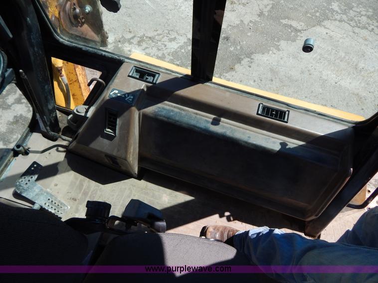 image for item H3444 1995 John Deere 410D backhoe