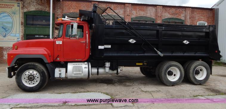 image for item H3448 1997 Mack RD688S dump truck