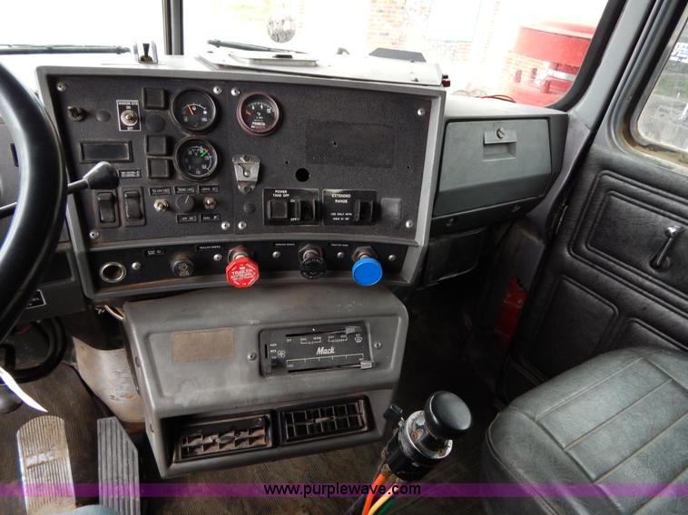 image for item H3448 1997 Mack RD688S dump truck