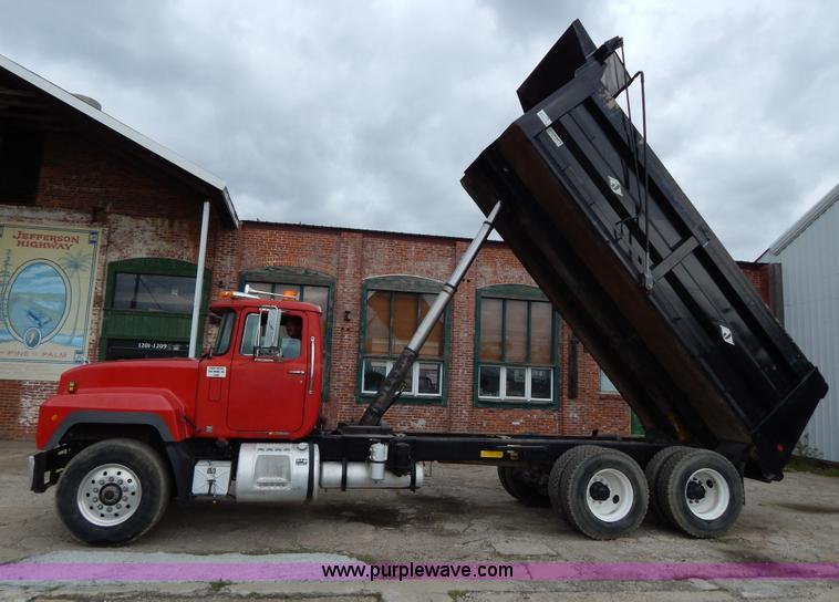 image for item H3448 1997 Mack RD688S dump truck