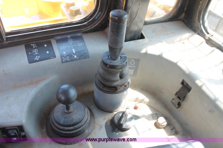 image for item H5674 2003 Caterpillar D6R XL Series II dozer