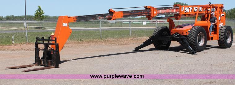 image for item H5690 1999 SkyTrack 10542 telehandler