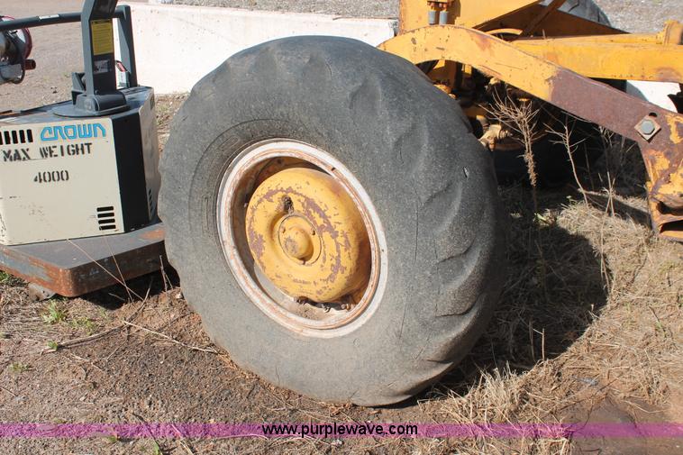 image for item H5691 1968 Caterpillar 120 motor grader