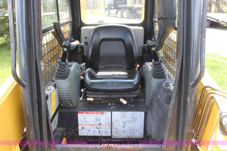 image for item H6117 2006 Komatsu SK1020-5N skid steer