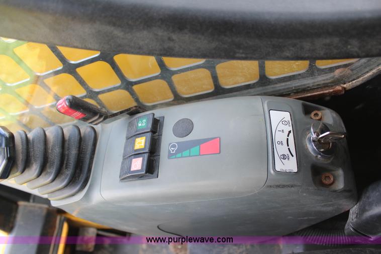 image for item H6117 2006 Komatsu SK1020-5N skid steer