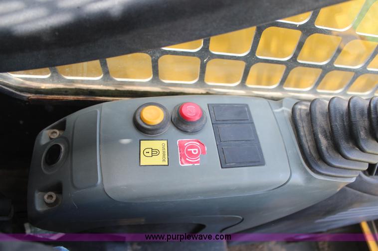 image for item H6117 2006 Komatsu SK1020-5N skid steer