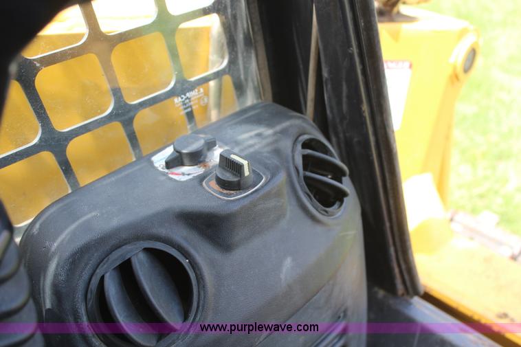 image for item H6117 2006 Komatsu SK1020-5N skid steer