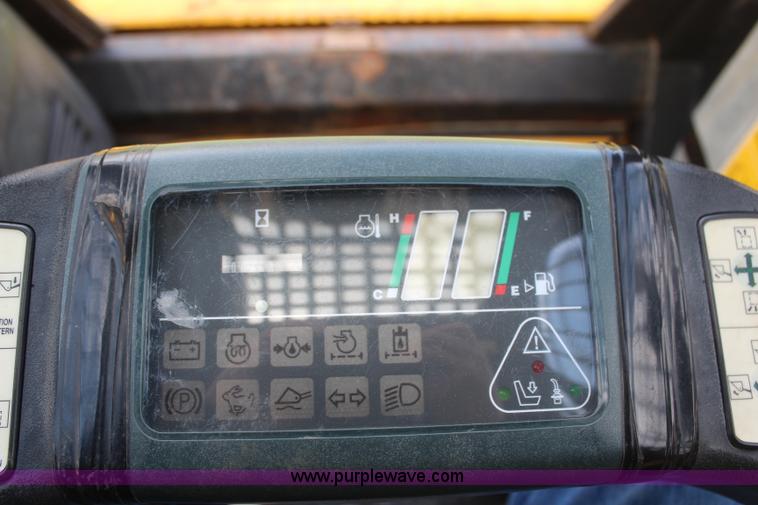 image for item H6117 2006 Komatsu SK1020-5N skid steer