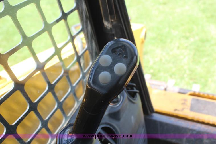 image for item H6117 2006 Komatsu SK1020-5N skid steer