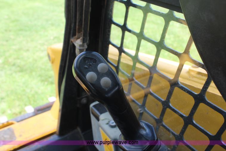 image for item H6117 2006 Komatsu SK1020-5N skid steer