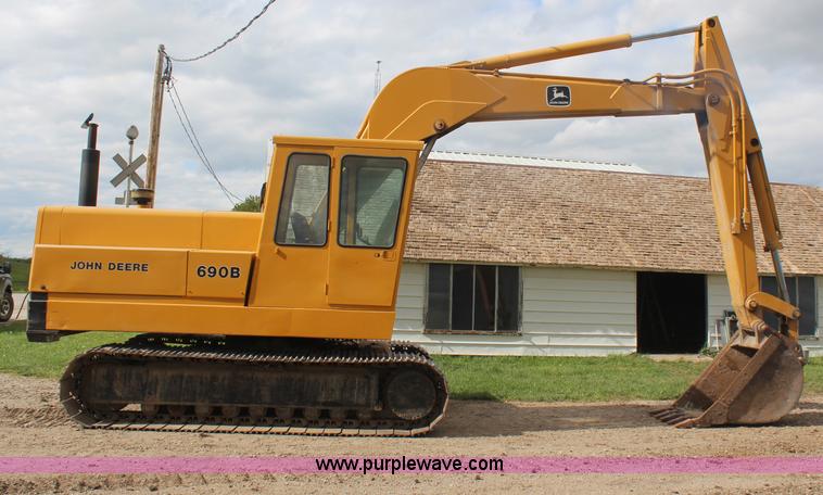 image for item H6136 John Deere 690B excavator