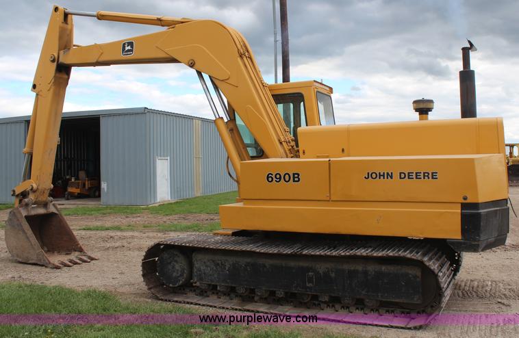 image for item H6136 John Deere 690B excavator