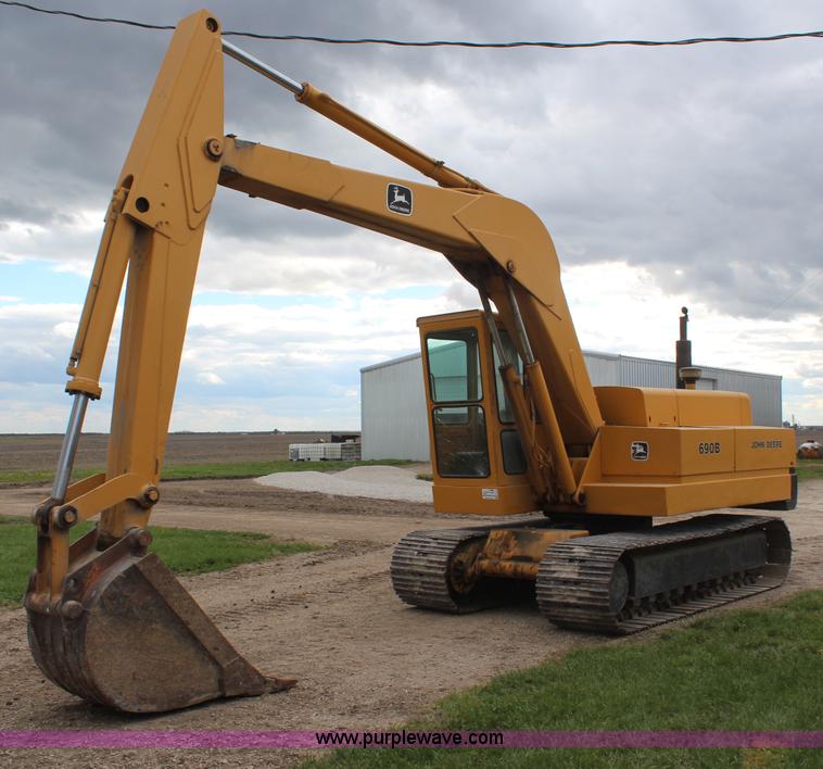 image for item H6136 John Deere 690B excavator