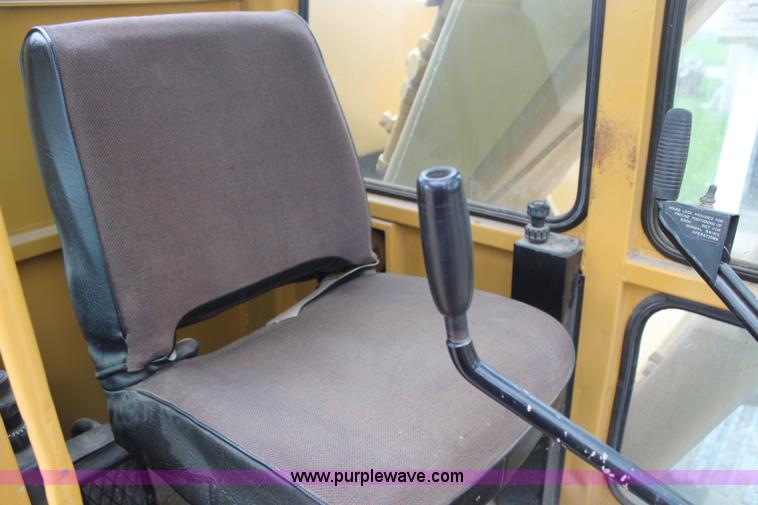 image for item H6136 John Deere 690B excavator