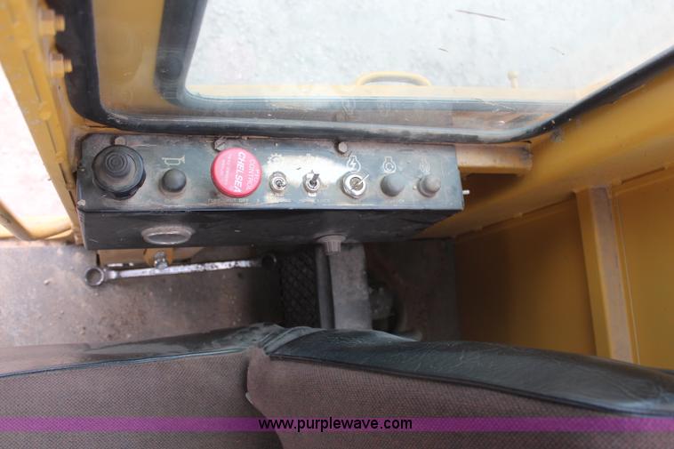 image for item H6136 John Deere 690B excavator