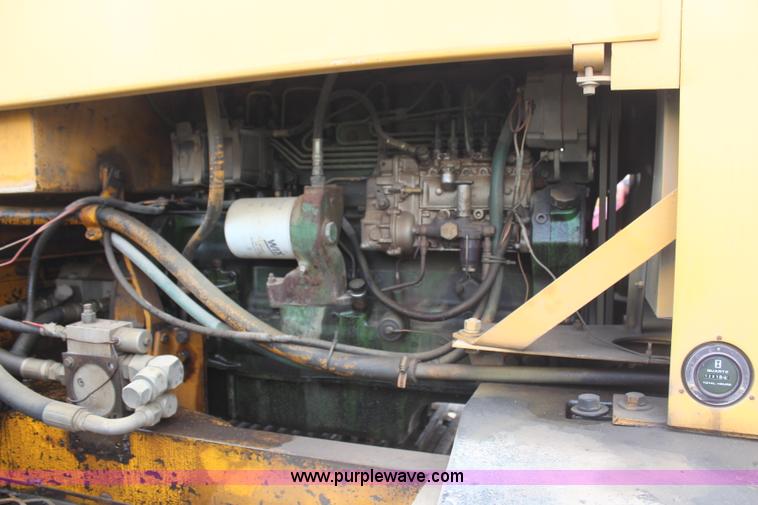 image for item H6136 John Deere 690B excavator