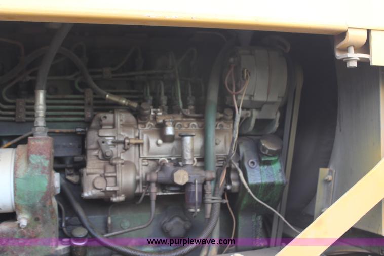 image for item H6136 John Deere 690B excavator