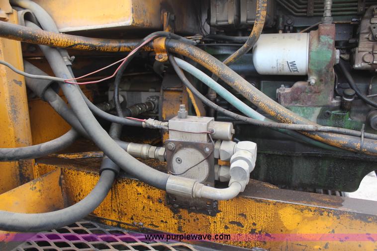 image for item H6136 John Deere 690B excavator