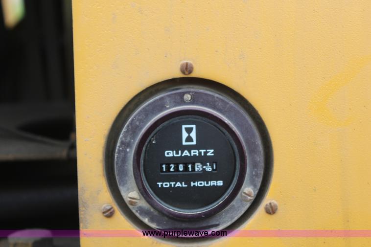 image for item H6136 John Deere 690B excavator