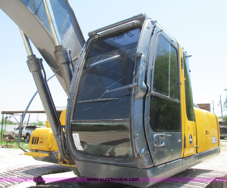 image for item I7064 2004 John Deere 200C LC excavator