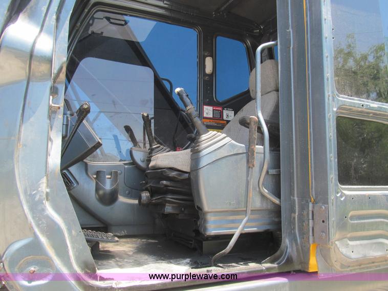 image for item I7064 2004 John Deere 200C LC excavator