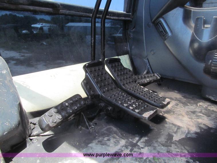 image for item I7064 2004 John Deere 200C LC excavator